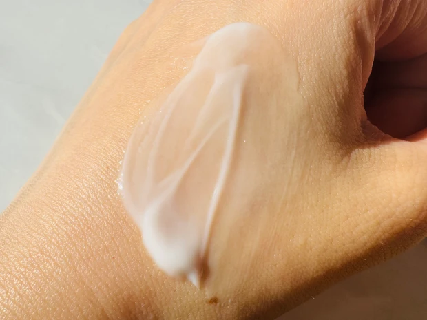 IHADAの薬用ナイトパックのテクスチャー