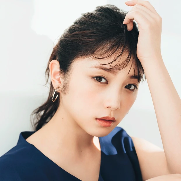 【与田祐希さんのメイク】新作ファンデーションで旬顔に! 透明感&ツヤを宿した春肌はどう作る?_1