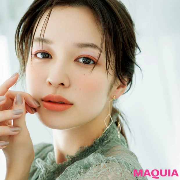 トレンドの「くすみオレンジ」はこう使う! 簡単“似合わせ”テクをレクチャ…