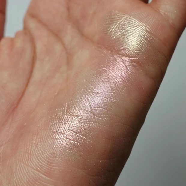 2025MYベスコスハイライト③Dior バックステージ グロウ マキシマイザー パレット 004 ローズゴールドグロウのスウォッチ