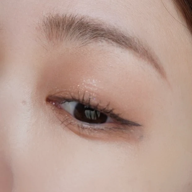 dasique（デイジーク）シャドウパレット 07 ミルクラテでメイクした写真