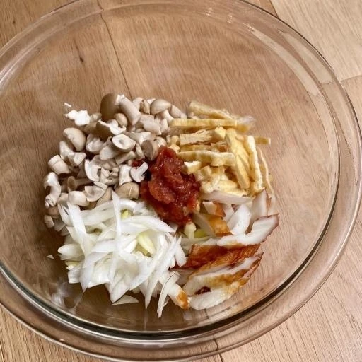 スープの具材をカット