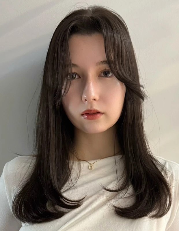 髪型　ロング　ロングヘア　センターパート　大人の髪型　暗髪　正面