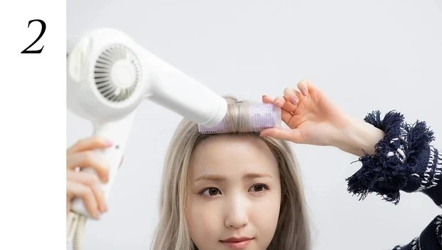 本田仁美さんのヘアアレンジ・前髪スタイリングのポイントは?_ 2. ドライヤーで温かい風を3秒あて、自然な丸みをつける。