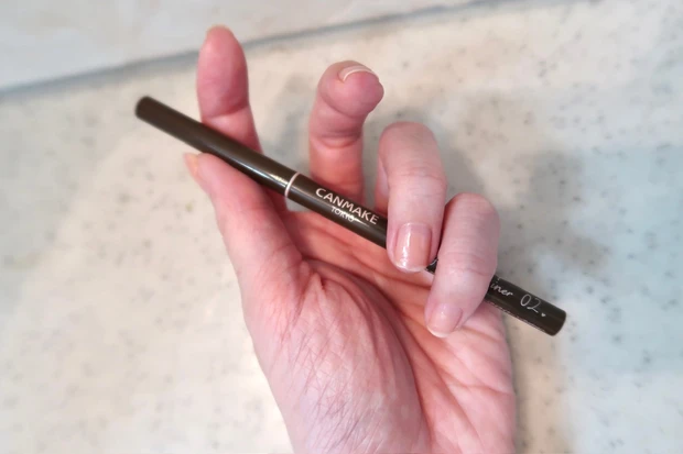 キャンメイク クリーミータッチライナーの細さ