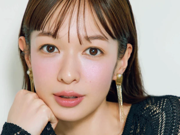 【多幸感メイク・チークの入れ方HOW TO】“血色感チーク”を丸くのせて！ 内側からにじむ幸せオーラを演出