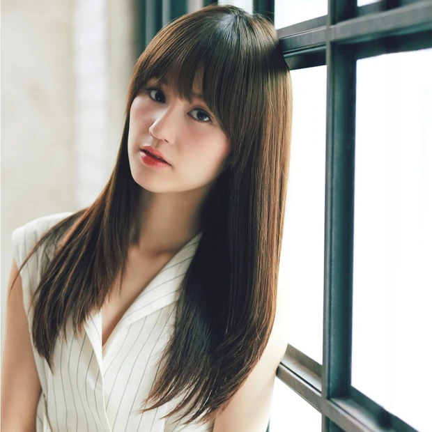 女性らしさとトレンドが同居する、ツヤっとまろやかな美人ロング