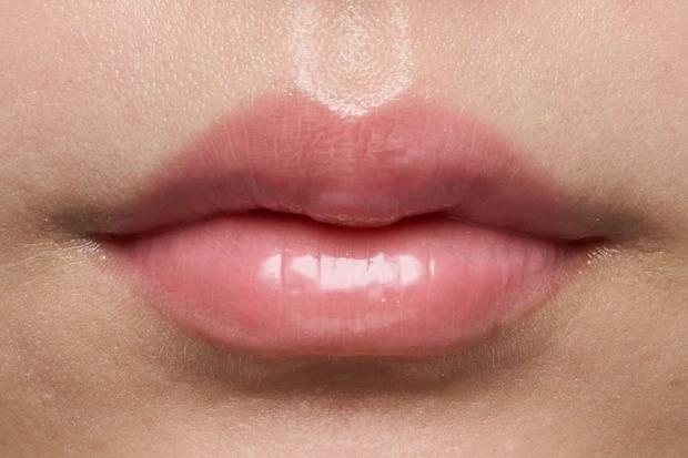 プチプラリップ　ブルベ夏　リンメル　オーマイグロス リップバターバーム 002 スウォッチ