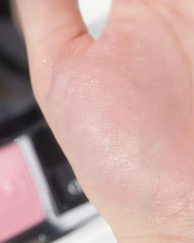 Diorのキラキラチークがかわいすぎる！「ディオールスキン ルージュ ブラッシュ」の大人気カラー 212 チュチュ ホログラフィックを徹底レビュー。_2_1