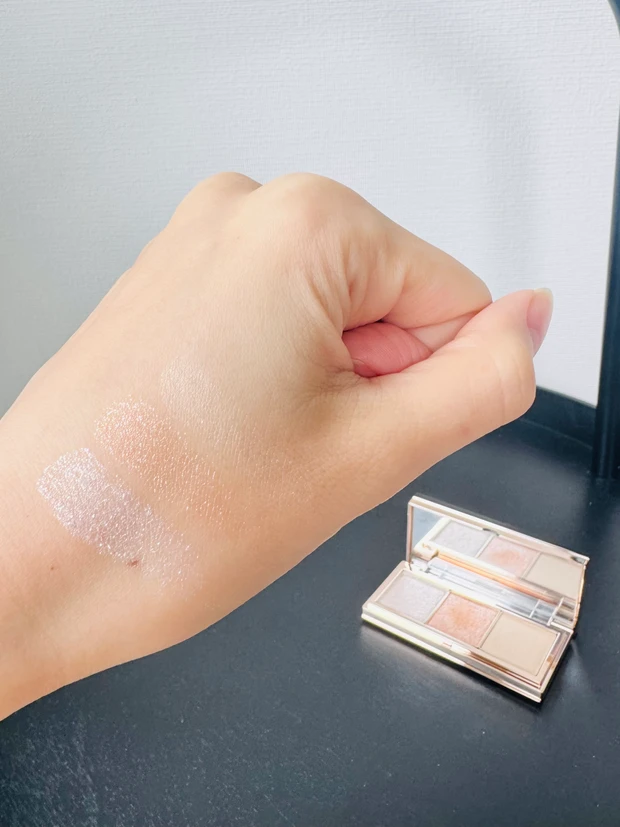 ポール＆ジョーのクリスマスコフレ2025、001 フラッパードレスのアイカラーパレットのスウォッチ