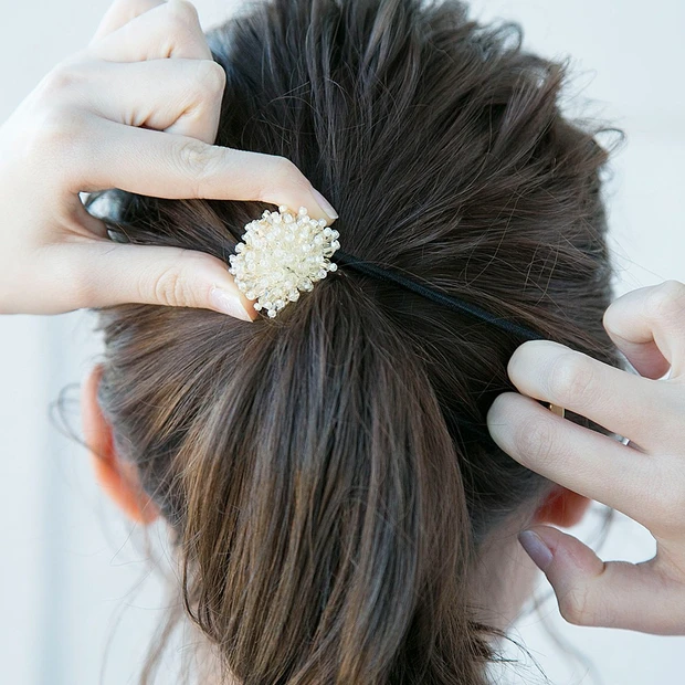 ポニーテール ヘアアレンジ シンプルアレンジの救世主、モチーフ付きヘアゴムでおしゃれ感アップ_4