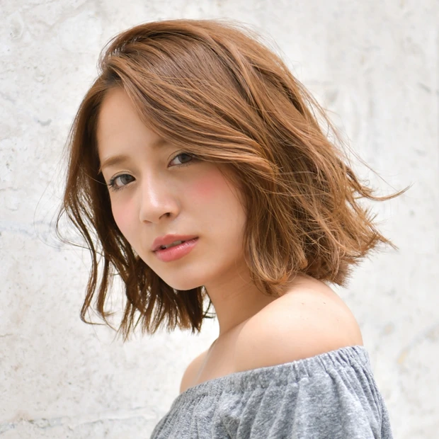流れるウェーブに美肌カラー、魅惑のボブヘアで女っぷりが急上昇！
