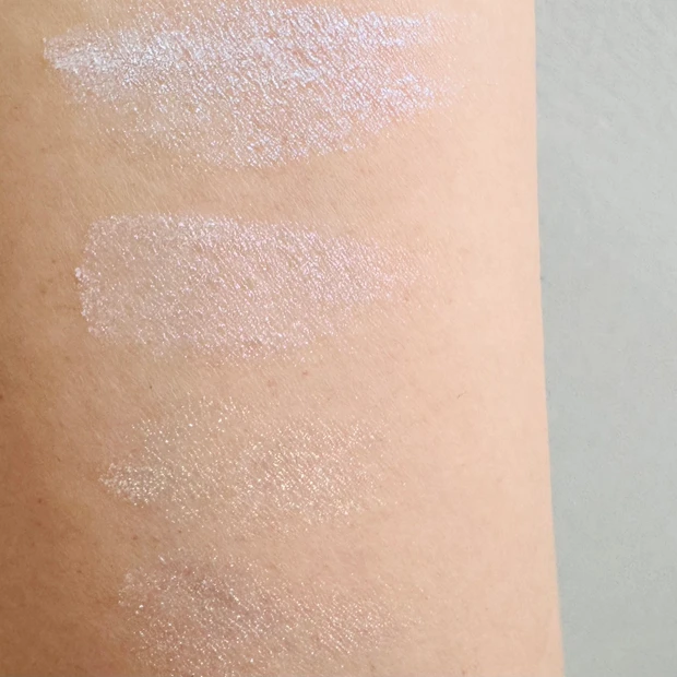 セザンヌのパールグロウハイライト SP3スノーファンタジーのスウォッチ