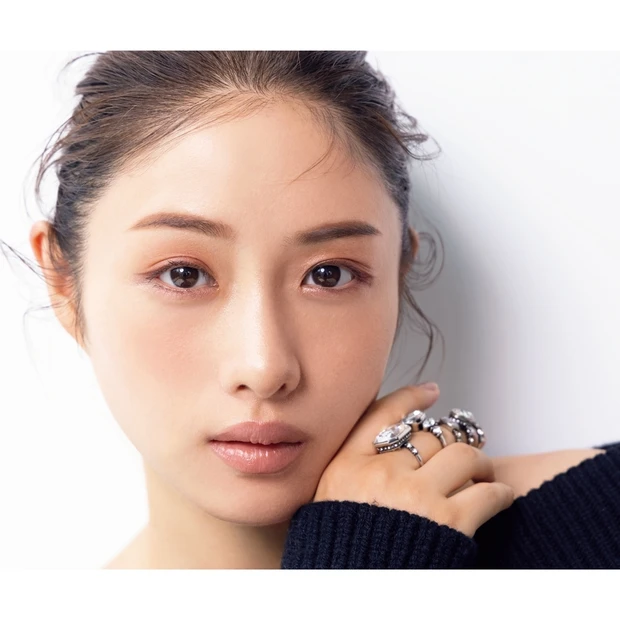 最新「石原さとみメイク」。ベージュ+ピンクのNEOワントーンメイクを解説!