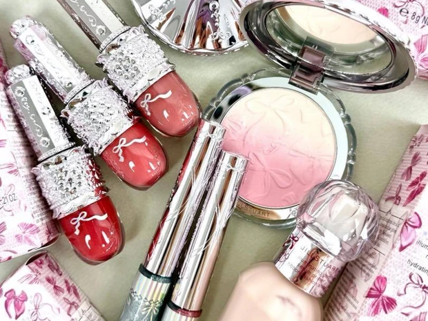 ジルスチュアートの11月発売ホリデーアイテムをスウォッチ！ 可憐なリボンや花冠がモチーフに【クリスマスコフレ2025】