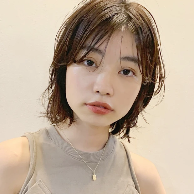 【ベージュカラーのボブ】ウェット×抜け感のバランスがカギ! モードなレイヤーボブ