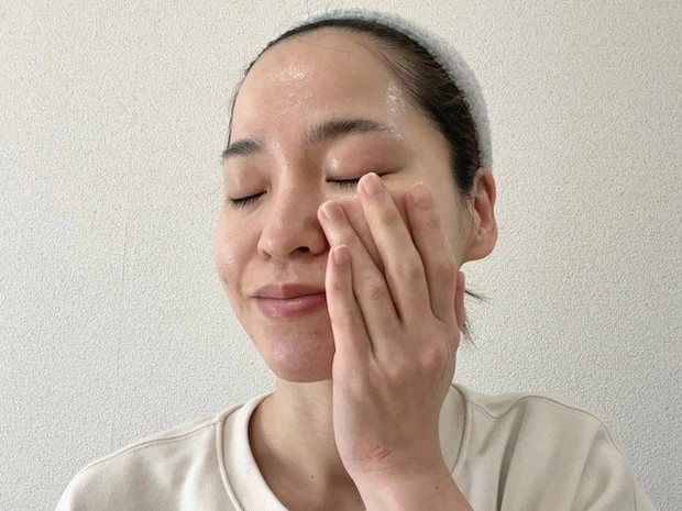 「オバジC リファインローション」を肌になじませる