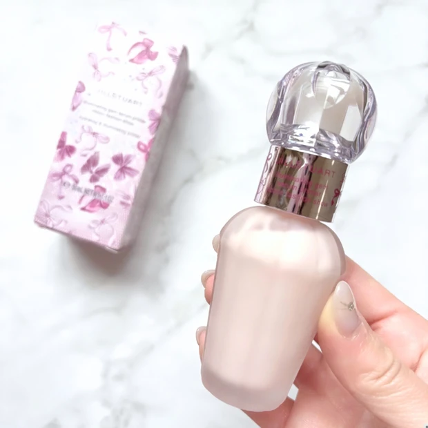 ジルスチュアート「イルミネイティングジェム  セラムプライマー  リボンファッションショー  03EX pink amethyst gem」パッケージ写真