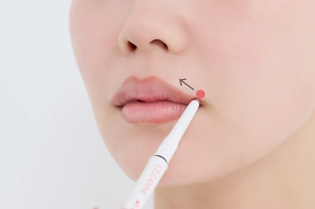 【リップライナーの使い方③】バランスを見て上唇の端を少しだけ描く