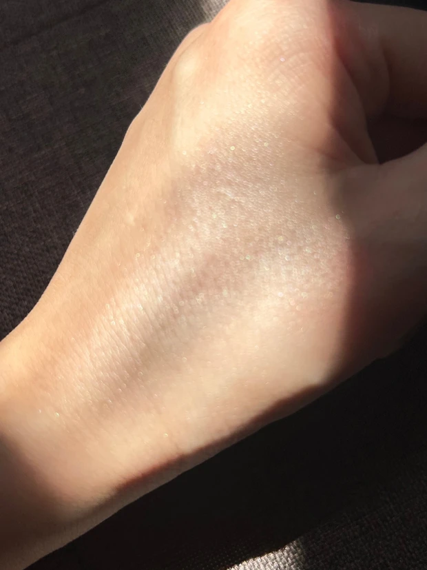 1000円台で手に入る儚げ光沢ツヤ肌！【キャンメイク（CANMAKE）イルミネイティングフィニッシュパウダー】_2