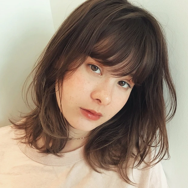 ナチュラル感に遊び心を効かせた、こだわりチョコカラーミディ