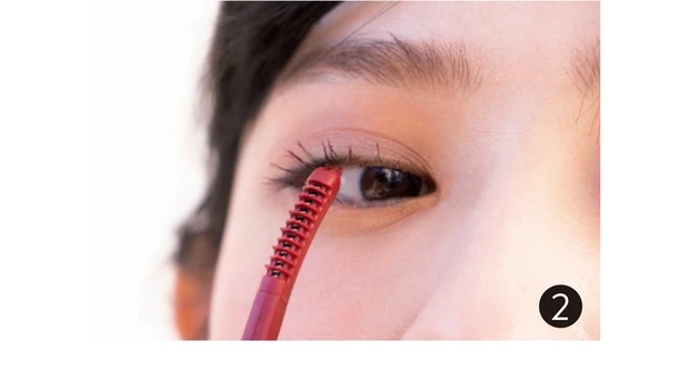 2束まつ毛で色みを強調