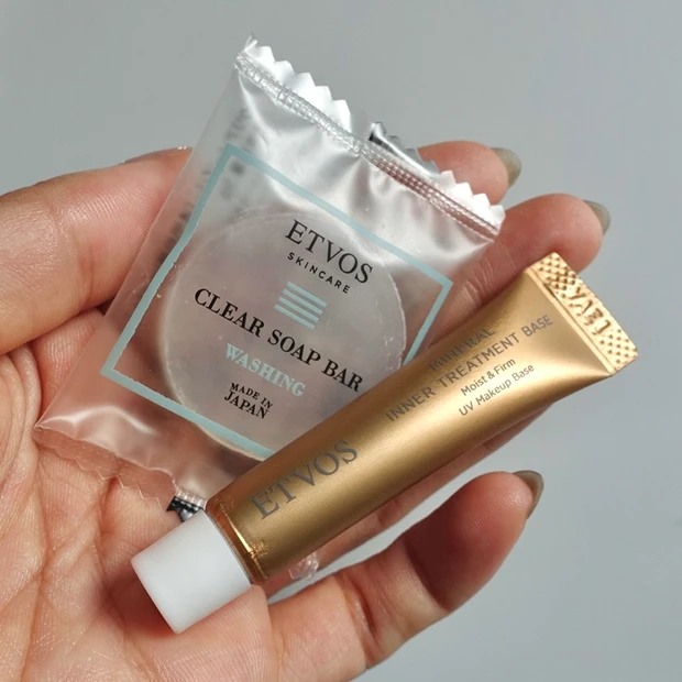 MAQUIA 2025年10月号付録ETVOSのミネラルインナートリートメントベース マカロンピンク とクリアソープバーのミニサイズ