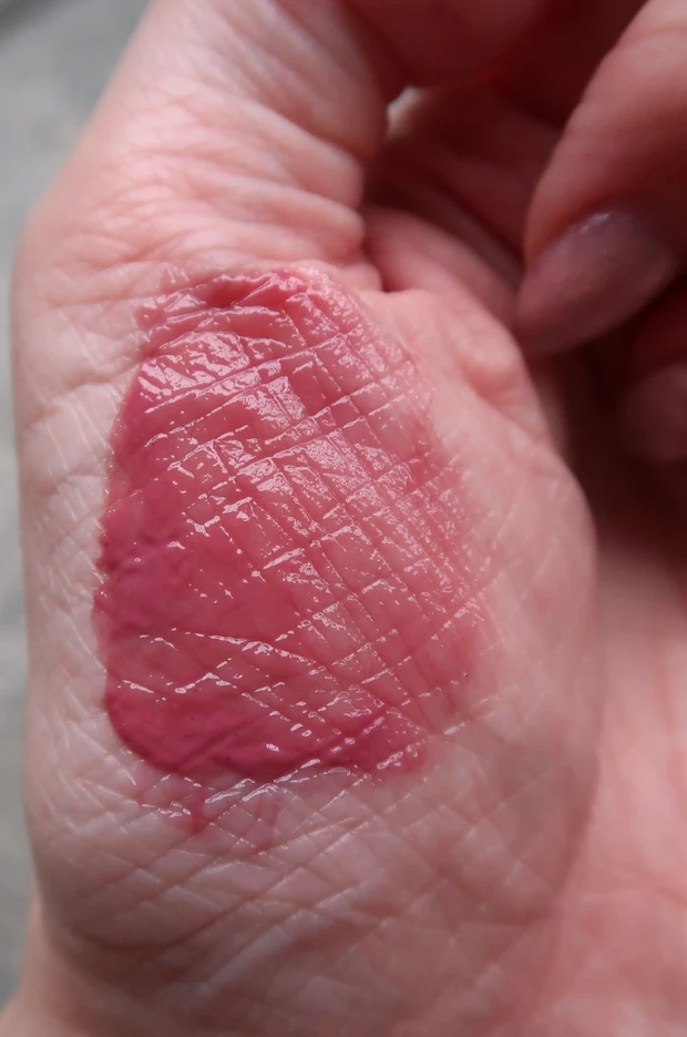 ミルクタッチ  ジュエリーフィットティンティッドグロウティント　09 Pine Mauve　手に