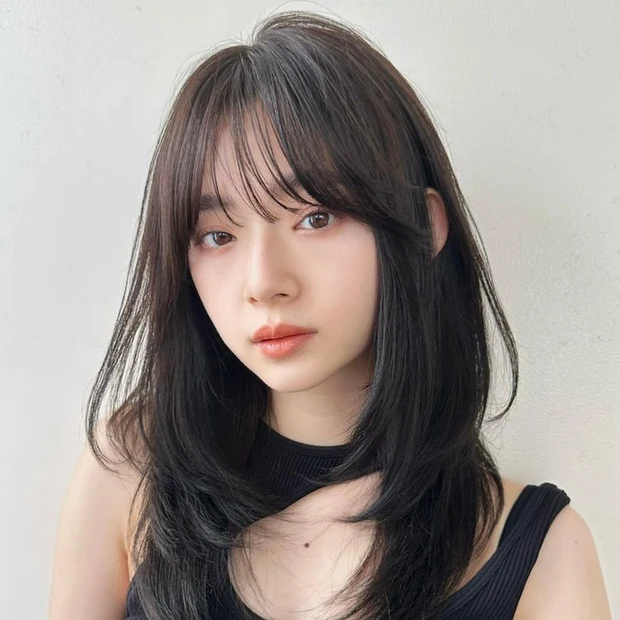 セミロング 髪型 ヘア ヘアスタイル レイヤー 大人 前髪あり