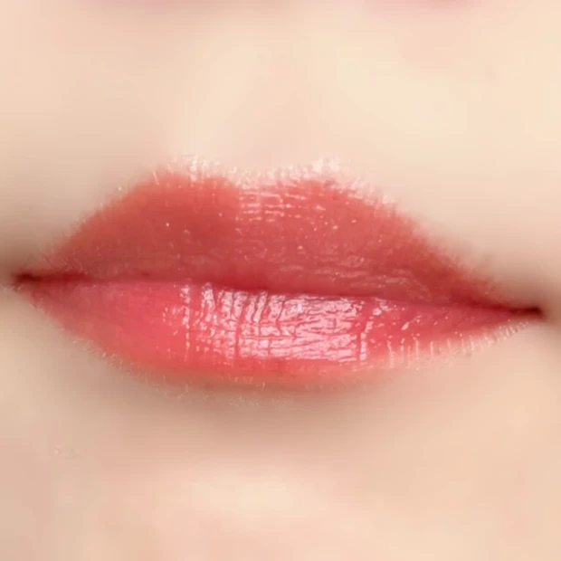 ナチュラルで落ち着いたローズピンク「S102 ベストバディピンク」、大人っぽくも可愛い唇へ。