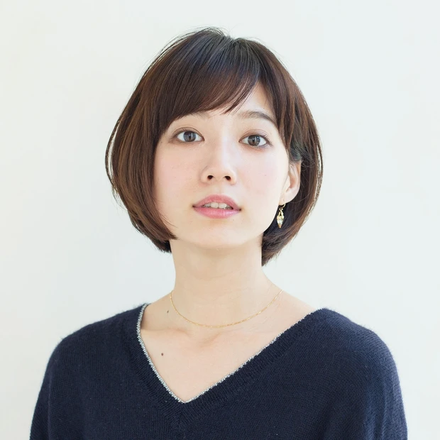 卵型シルエットで表情を洗練させる、知的＆小顔なシンプルボブ