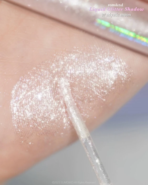 ロムアンドリキッドグリッターシャドウから新色が登場!ブルベ夏が選んだ05ラビーフレアと07ミスティックムーンをスウォッチ&レビュー。_5_2