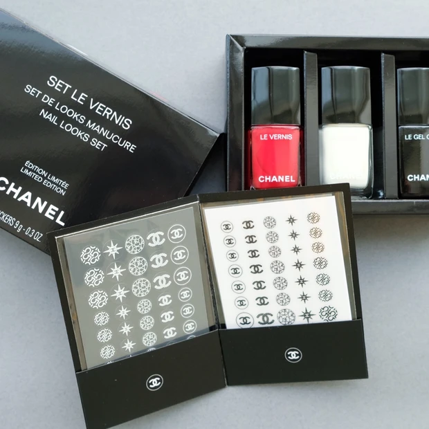 CHANEL  ヴェルニセット　ネイルステッカー付きよろしくお願いいたします