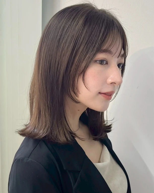 ヘアカタログ　ミディアム　韓国風　ミディアムヘア　前髪あり　サイド
