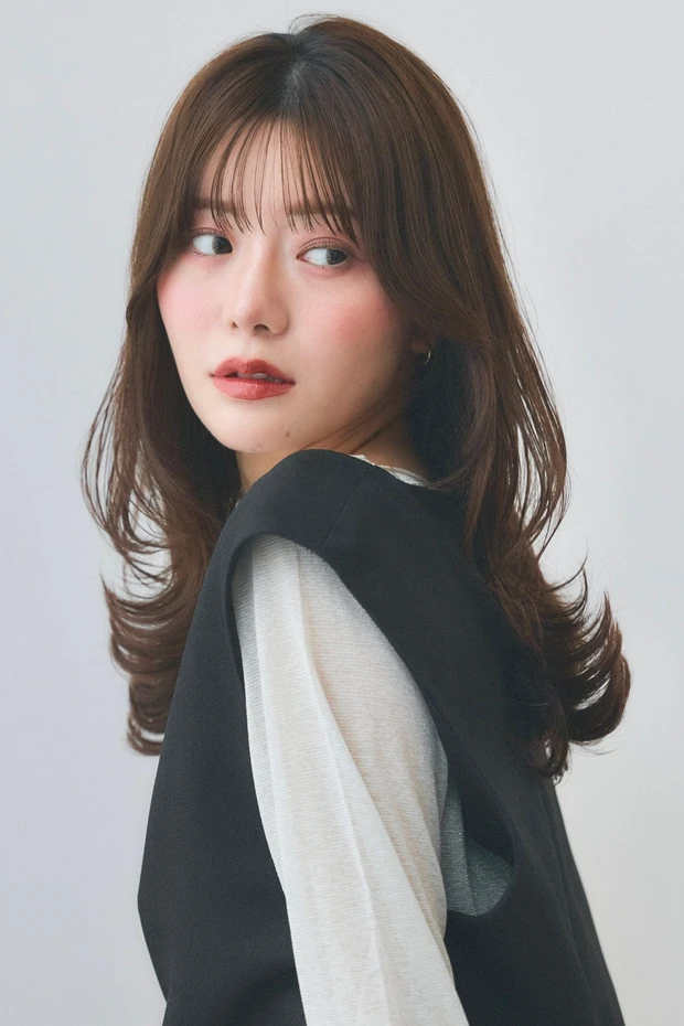 髪型　セミロング　韓国風　レイヤーヘア　40代ヘア　前髪あり　スタイリング