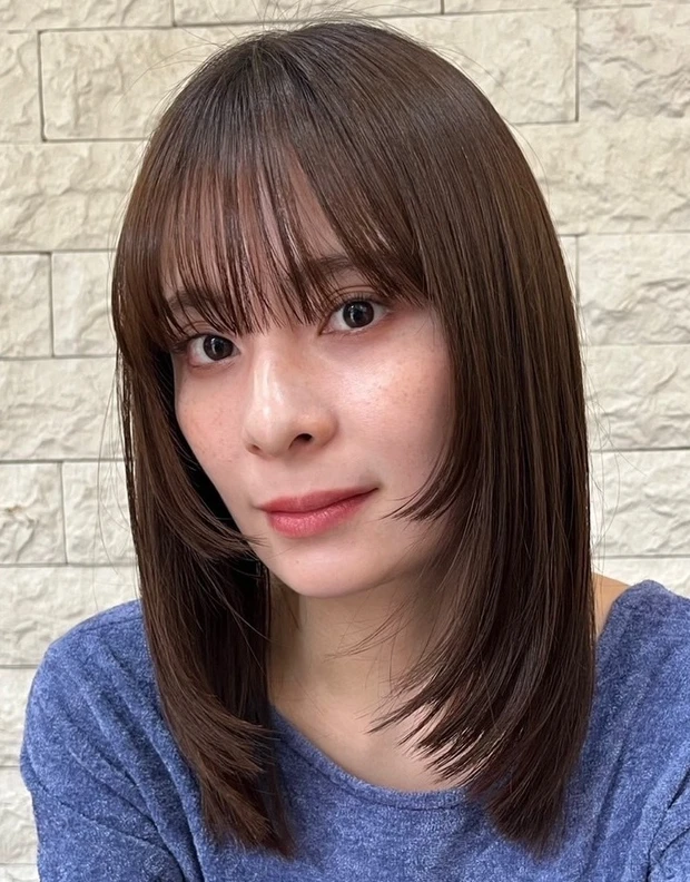 セミロングヘア　正面　小顔　セミロング