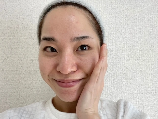 「セラシーク ダブルディープセラム C」を肌になじませる