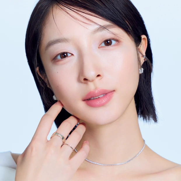 【春新作】パウダータイプのハイライトおすすめ4選！ 佐々木れなさんの最旬メイクHOW TOも必見