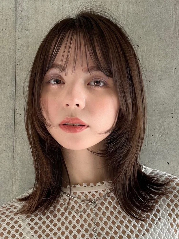 顔まわり レイヤー ミディアム 　外ハネ　フェイスレイヤー