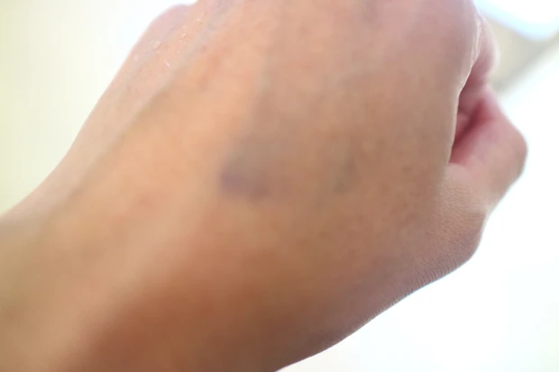 \皮膚科学研究から生まれたスキンケア/【iniks イニクス】敏感肌&乾燥肌のための低刺激処方のマスクにつきにくいファンデーション_6_3