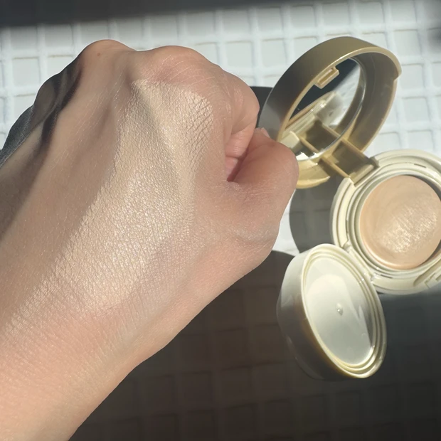 カラーは01の明るめのオークル。つやも出るよ