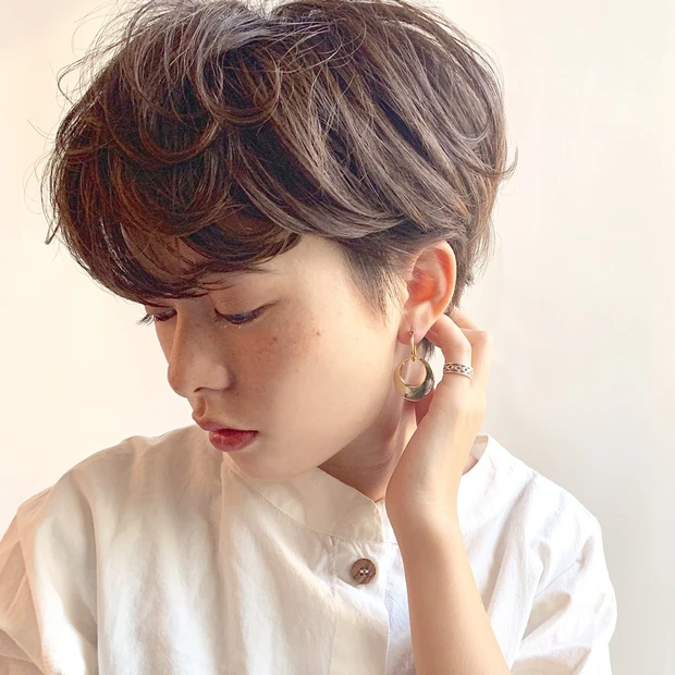 【ショートの人気ヘアスタイル・髪型】クール&セクシーな魅力を放つ、都会顔のエアリーショートヘア