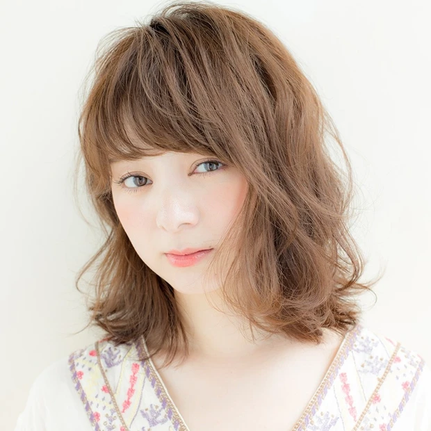 視線を甘く誘う隙見せロブは、やさしげなミルキーウェーブが恋寄せのカギ