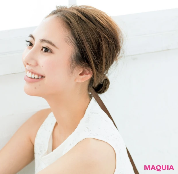 梅雨ヘア乗り切りアレンジ術~湿気で広がりやすいパサ髪は低めシニヨンで快適に~