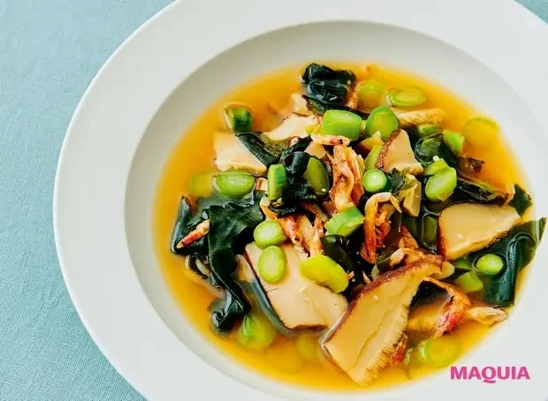 【美容スープレシピ】磯の香りと黒酢のまろやかな酸味がマッチ 「わかめと干しエビのスープ」