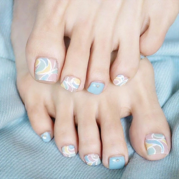 春のオシャレを足先にも! キュートな個性派ランダムカラーネイル【ギ☆のセ…