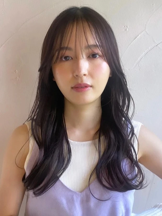 サイドバング ロング 【大人に似合うロング】暗髪でも抜け感たっぷり! グレージュ×シースルーバングロング