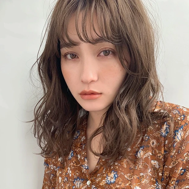 【ブリーチカラーの髪型・ヘアスタイル】ミディアム3選_【ブリーチカラーのミディアム】お出かけが待ち遠しくなる、抜け感たっぷりの小顔レイヤーミディアム