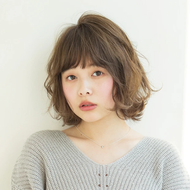 朝のスタイリングが楽々！ クセ毛風のハネ感が可愛いラフカールボブ