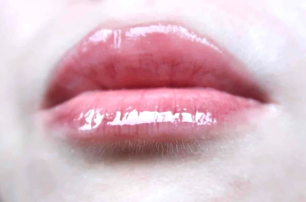 ロムアンド ジューシーフラッシュリップオイル 07 ココボム 唇